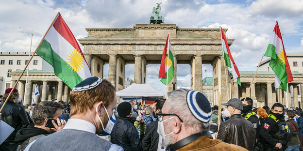 Zwei Männer mit Kippa auf einer Solidaritätskindgebung für Israel, im Hintergrund das Brandenburger Tor