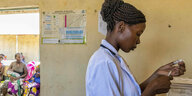Eine kenianische Medizinerin bereitet eine Spritze mit Malaria-Impfstoff vor