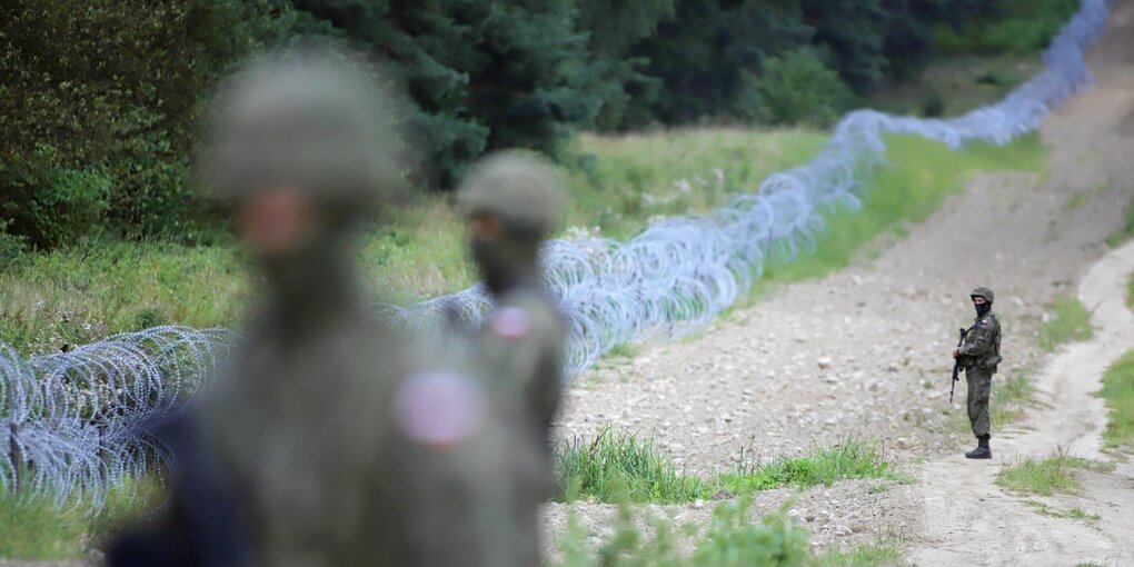 Zaun und bewaffnetet Militärs