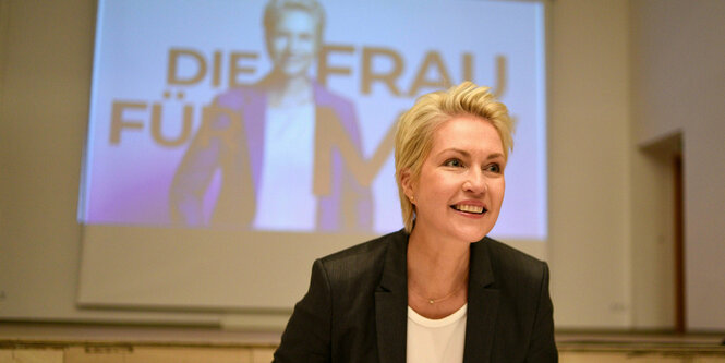 Manuela Schwesig vor einer Projektion ihrer selbst