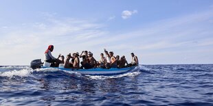 Menschen auf einem Boot auf See