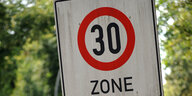 Schild mit "Tempo 30-Zone" in einem Wohngebiet