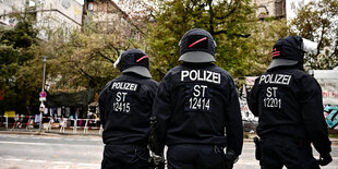 3 Polizisten von hinten