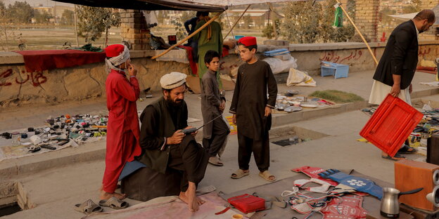 Ein Familienvater in Kabul versucht, seine Habseligkeiten zu verkaufen