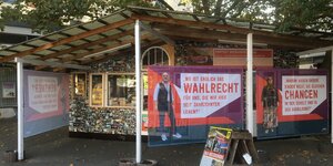 Das Protesthaus am Kottbusser Tor mit Fototapete und Großbannern; u. a. ist zu lesen: "Wo ist endlich das Wahlrecht für uns, die wir hier seit Jahrzehnten leben?"