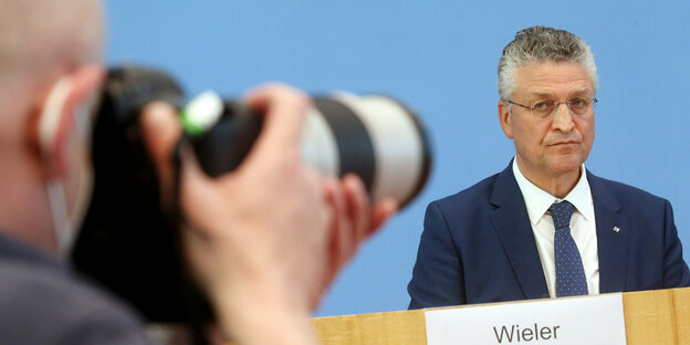 Lothar Wieler sitzt in der Bundespressekonferenz