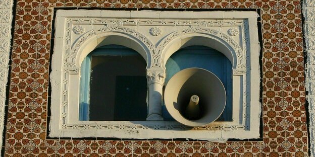 Lautsprecher ragt aus dem Minarett einerr Moschee