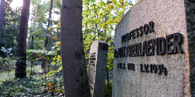 Zwischen Bäumen das Grab von Max Friedlaender auf dem Südwestkirchhof Stahnsdorf bei Berlin