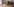 Nachgebaute Obdachlosenunterkunft in einem Wohnzimmer fotografiert