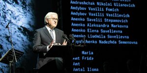 Frank-Walter Steinmeier spricht vor einer Projektion mit den Namen der Ermordeten in der Schlucht von Babyn Jar