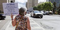 Eine Frau hält ein Protestplakat hoch, sie fordert ein Recht auf Abtreibung