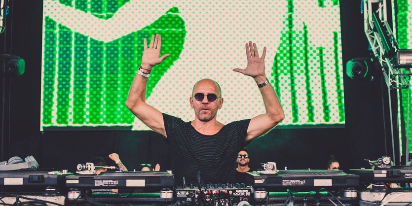 Sven Väth hinter den Turn Tables