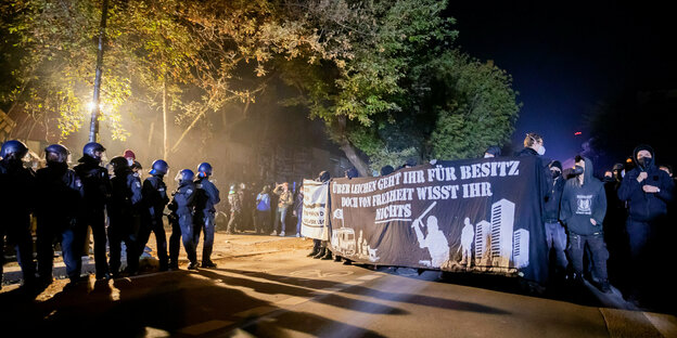Teilnehmer und Polizisten stehen bei einer Demonstration linker und linksradikaler Gruppen gegen eine angekündigte Räumung des alternativen Wohnwagencamps «Köpi» auf der Köpenicker Straße am «Köpi
