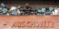 Gedenkstätte Gleis 17 in Berlin-Grunewald, das Mahnmal "Gleis 17" erinnert an die Deportationen jüdischer Bürger in Zügen der Deutschen Reichsbahn während des NS-Regimes