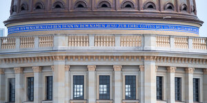 Ein Auszug der Inschrift der Kuppel des Humboldt Forums mit goldenen Buchstaben auf blauem Grund.