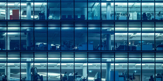 Glasfront eines Bürogebäudes
