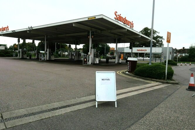 Geschlossene Tankstelle vor der das Schild steht: no fuel