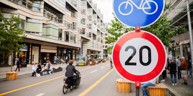 Fahrradfahrende auf der Friedrichstraße