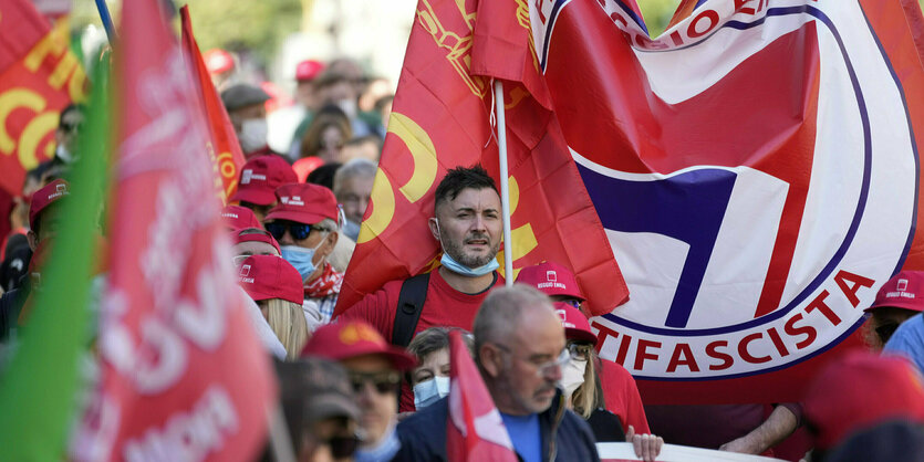 Demonstranten zwischen Fahnen