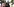 Menschengruppe demonstriert mit sudanesischen Flaggen, im Bild vor allem Frauen