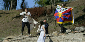Zeremonie in Olympia zur Entzündung des olympischen Feuers. Demonstranten halten Tibet-Flagge hoch