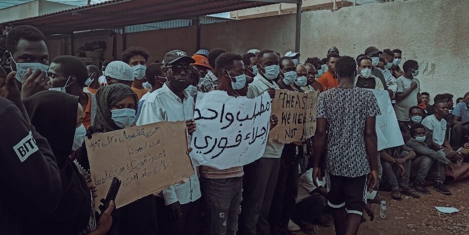 Protest vor dem UNHCR-Hauptquartier in Tripolis 