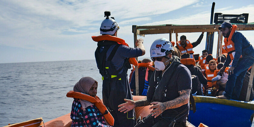 Menschen auf einem Rettungsboot