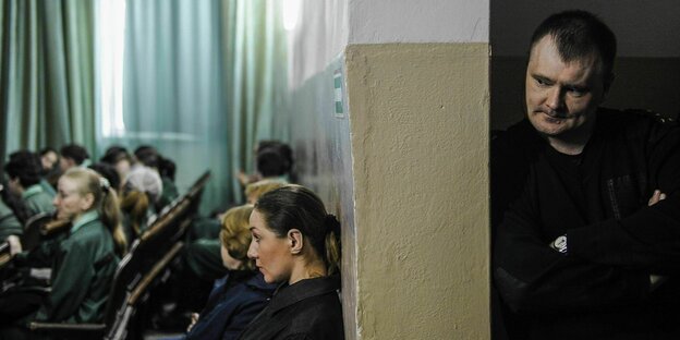 Weibliche Gefangene und ein Aufseher in einem russischen Gefängnis