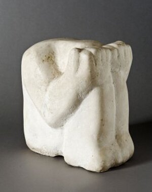 Eine sitzende Figur aus Marmor von Louise Stomps, die Knie angezogen, den Kopf in den Händen. Eine sitzende Figur aus Marmor von Louise Stomps, die Knie angezogen, den Kopf in den Händen.