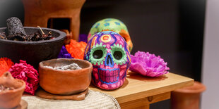 Ein Schädel steht in der Ausstellung "Altar de Muertos" im Kulturzentrum Casa de Mexico in Madrid.