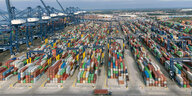 Tausende bunte Container stehen im Hafen von Felixstowe in Suffolk