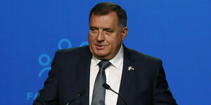 Milorad Dodik steht am Rednerpult