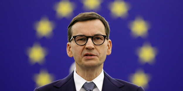 Polens Regierungschef Mateusz Morawiecki vor EU-Sternen.