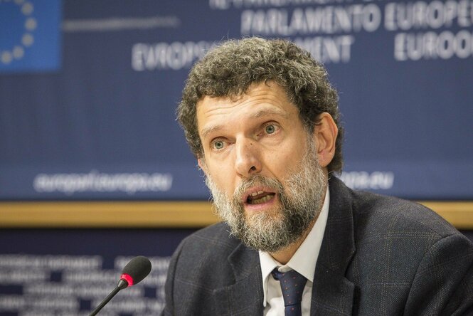 Osman Kavala bei einer Pressekonferenz.