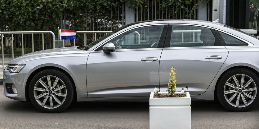 Ein Fahrzeug mit Flagge auf der Motorhaube.