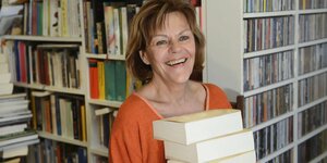 Lachenden Frau mit Bücherstapel.
