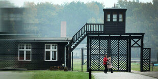 Besucher gehen am Eingang des Stutthof Museums in Sztutowo (Polen) vorbei