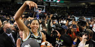 Die Profibasketballspielerin Candace Parker feiert inmiten ihrer Fans