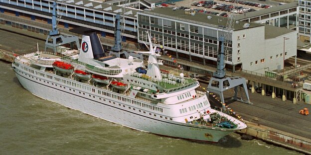 Das schneeweiße und bunt geflaggte Kreuzfahrtschiff "Astra II" liegt im Jahr 1995 vor dem Columbusbahnhof an der Columbuskaje in Bremerhaven.