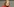 Die SPD-Politikerin vor einer grauen Wand.