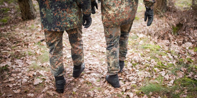 Zwei Soldaten in Uniform von hinten aufgenommen