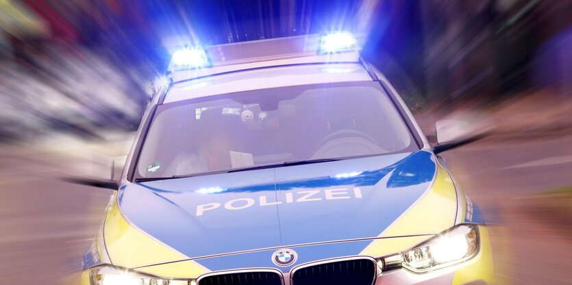 Ein Polizeifahrzeug mit Blaulicht.