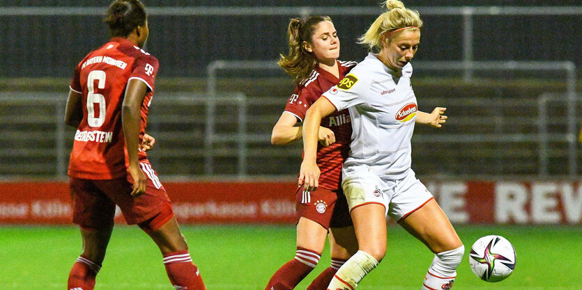 Die Fußballerin Sharon Beck vom 1. FC Köln deckt den Ball gegen Spielerinnen des FC Bayern München