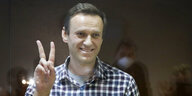 Alexei Nawalny macht ein Victory-Zeichen.