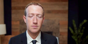 Mark Zuckerberg in Hemd, Krawatte, Jacket und mit geschlossenen Augen