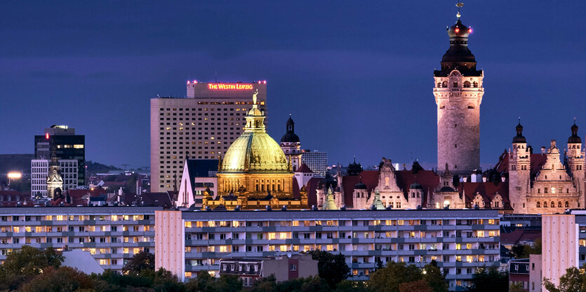 Nächtliche Skyline von Leipzig mit dem Logo des Westin Hotels.