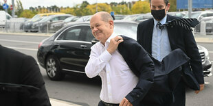 Olaf Scholz lächelt.