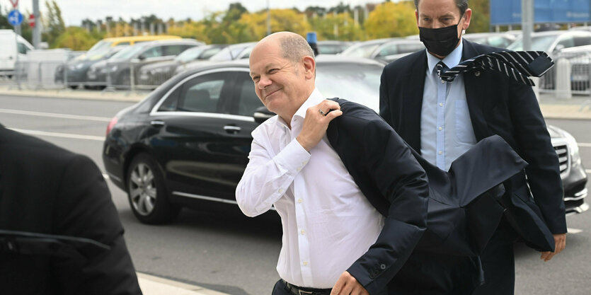 Olaf Scholz lächelt.