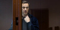 Nawalny schaut hinter einer Tür hervor