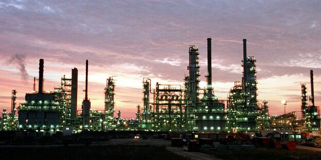 Eine Raffinerie im Sonnenaufgang.